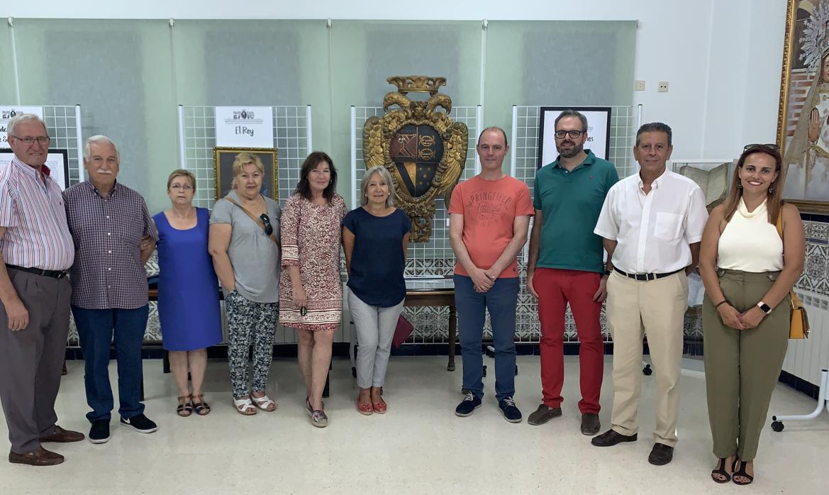 Asistentes a la inauguración de la muestra, entre ellos el alcalde Isidro Castaño