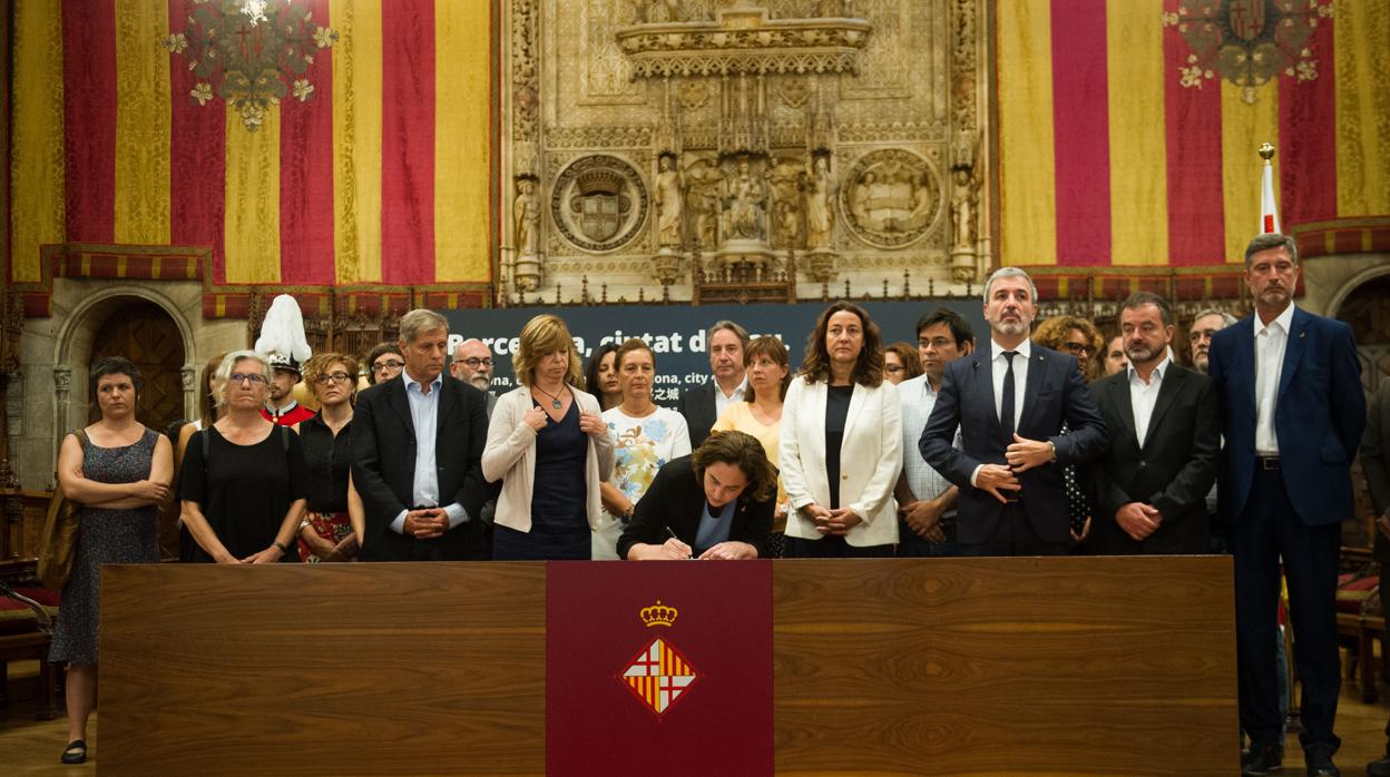 La alcaldesa de Barcelona, Ada Colau, firma el libro de condolencias por los atentados en Cataluña en 2017