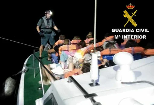 Efectivos de la Guardia Civil coordinando la evacuación de pasajeros del barco