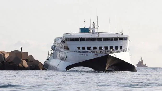 Regalan otro viaje a los 393 pasajeros del ferry encallado en Denia mientras rescatan sus coches