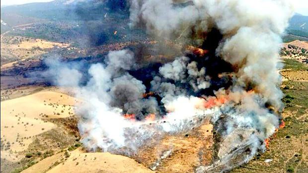 Desalojan la piscina de Serradilla del Arroyo para extinguir un incendio cerca del pueblo
