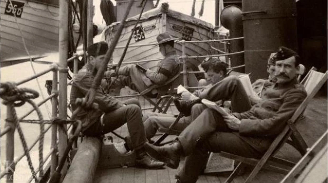 Soldados británicos descansando en el puerto de Las Palmas antes de dirigirse a Sudáfrica