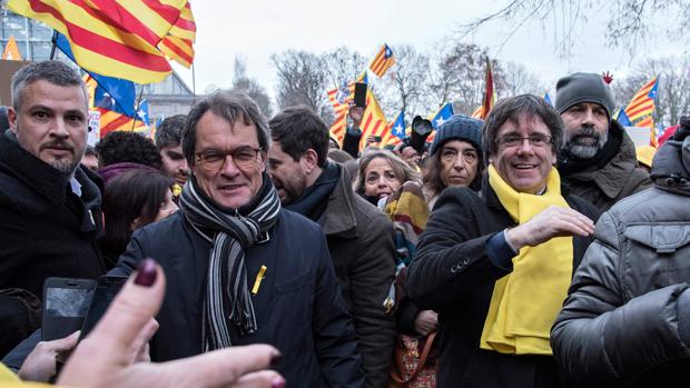 Puigdemont ultima su plan para lograr la «disolución» política del PDECat