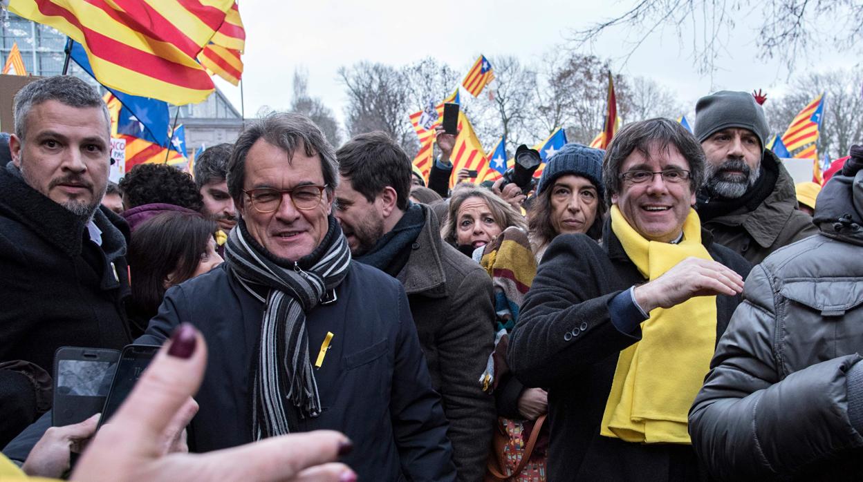 Los expresidentes de la Generalitat Artur Mas y Carles Puigdemont en diciembre de 2017, durante una manifestación independentista en Bruselas