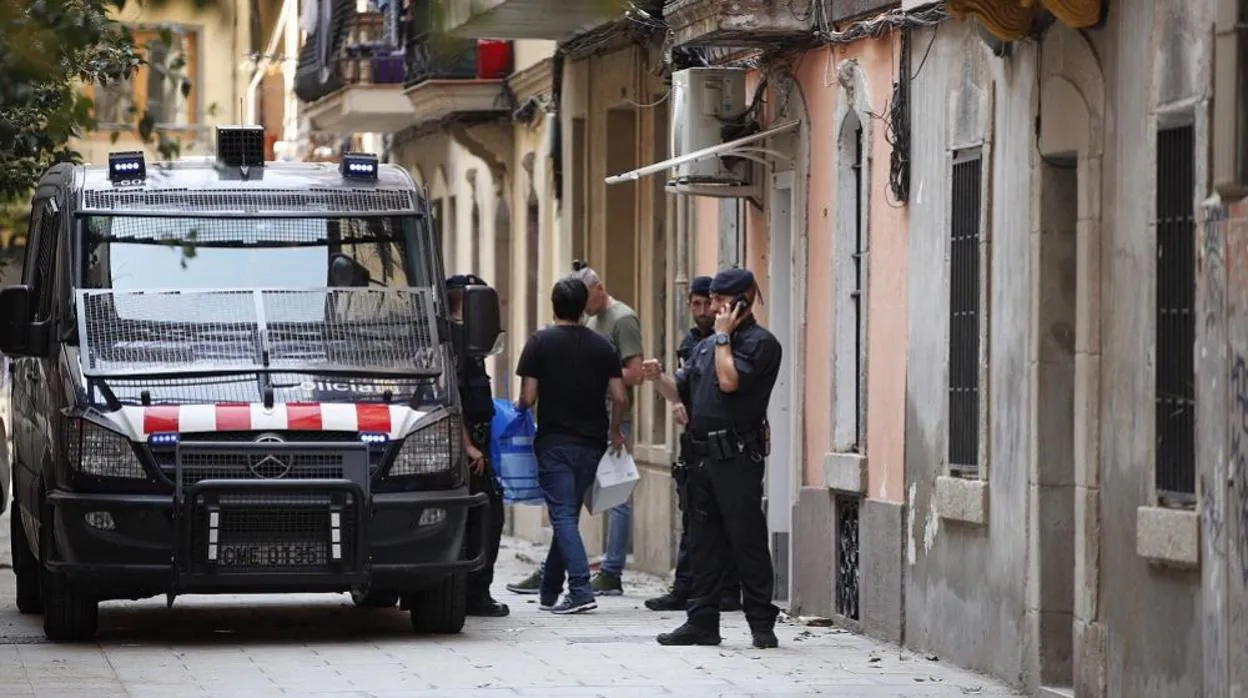 Agentes de los Mossos d'Esquadra en una operación en Barcelona