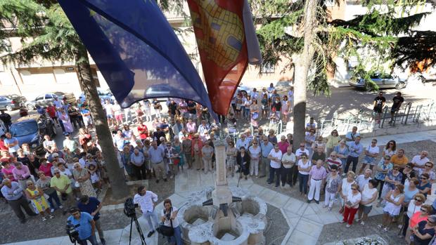 Aplausos y silencio condenan el asesinato de Pilar en su pueblo natal