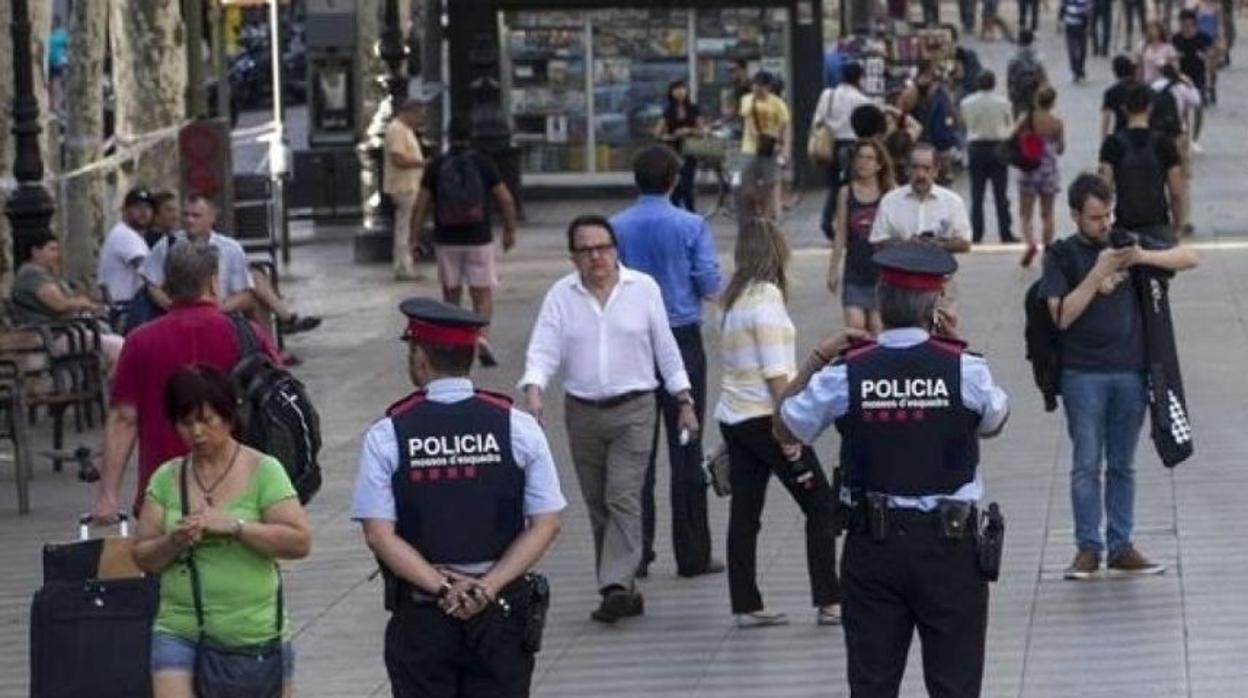 Agentes de la policía autonómica en la Rambla de Barcelona