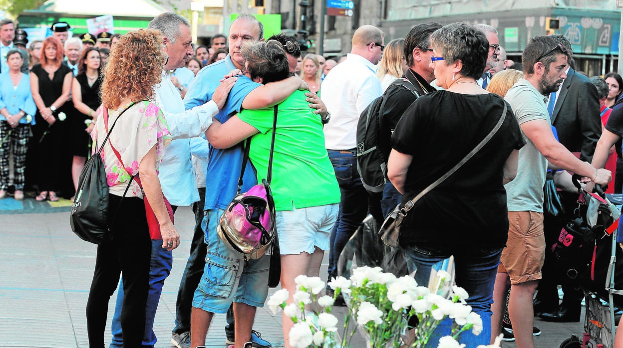 Familiares y víctimas de los atentados, durante el segundo aniversario de la matanza en Barcelona