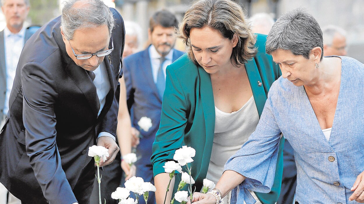 Torra, Colau y la delegada del Gobierno en Catalunya, Teresa Cunillera, durante el acto de homenaje a las víctimas del 17-A