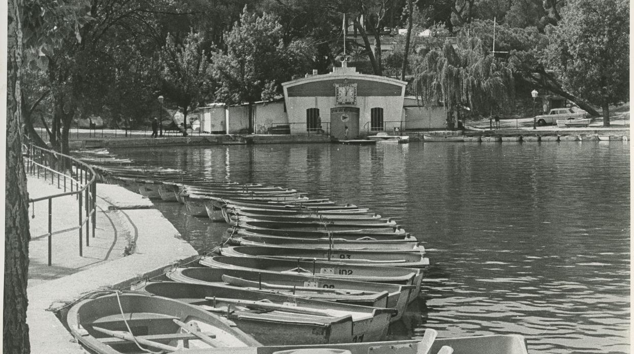 Vista de las barcas en el lago de la Casa de Campo, en 1975