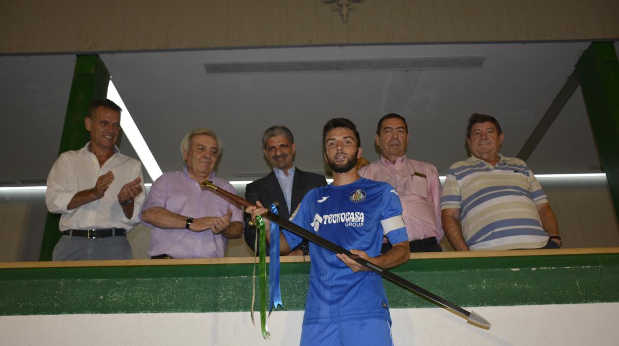 El presidente del CD Toledo y los concejales Del Pino y Gamarra tras la entrega del trofeo a l capitán Alba, del Getafe