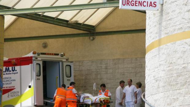 Esperas de seis horas en Urgencias y médicos acudiendo a pueblos en su coche por las vacaciones