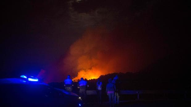 85 personas están confinadas por seguridad por el fuego de Canarias, sin poder salir