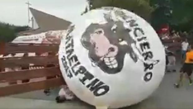 Una nueva bola hinchable de 30 kilos y la obligación de llevar casco para unos «boloencierros» sin heridos