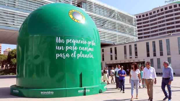 El contenedor más grande del mundo para felicitar al pueblo que más recicla de España