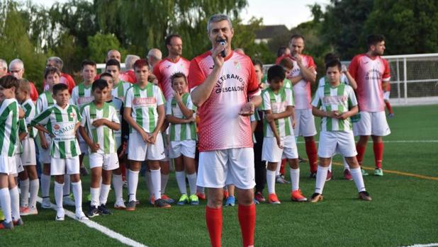 Escalona homenajea a jugadores y socios durante la apertura del nuevo campo de fútbol