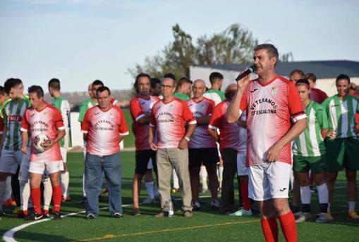 Escalona homenajea a jugadores y socios durante la apertura del nuevo campo de fútbol