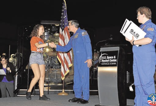Laura saluda al astronauta Don Thomas