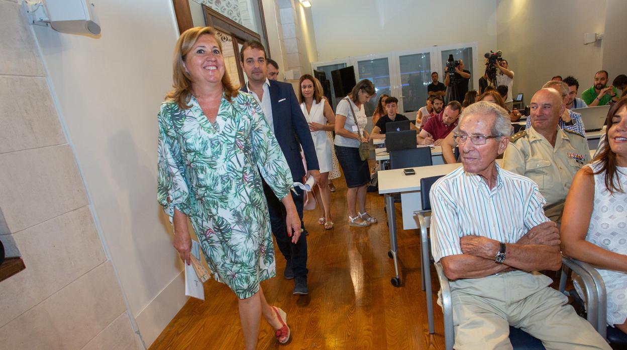 Bahamontes, en primer plano, al paso de la consejera de Eduación y Deportes y el concejal de Deportes de Toledo