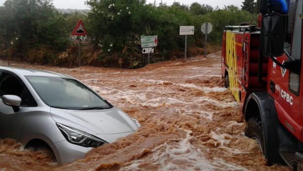 Rescatan a varias personas en tres vehículos atrapados por las lluvias en Benicarló