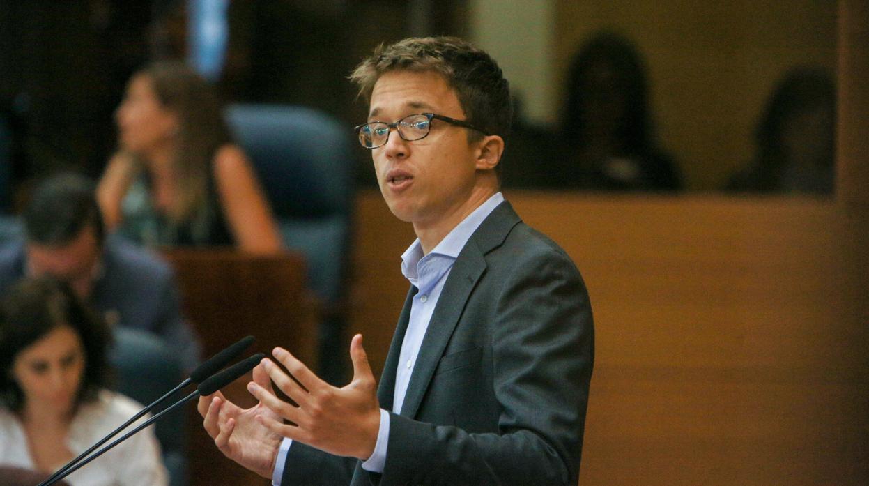 El líder de Más Madrid, Íñigo Errejón durante su intervención en el pleno de investidura de Isabel Díaz Ayuso