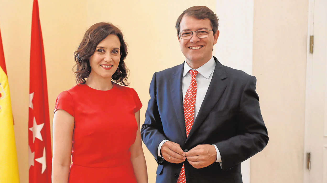 Alfonso Fernández Mañueco, este lunes en Madrid con la nueva presidenta de la Comunidad, Isabel Díaz Ayuso