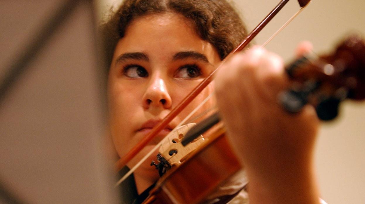 Imagen de archivo de una violinista