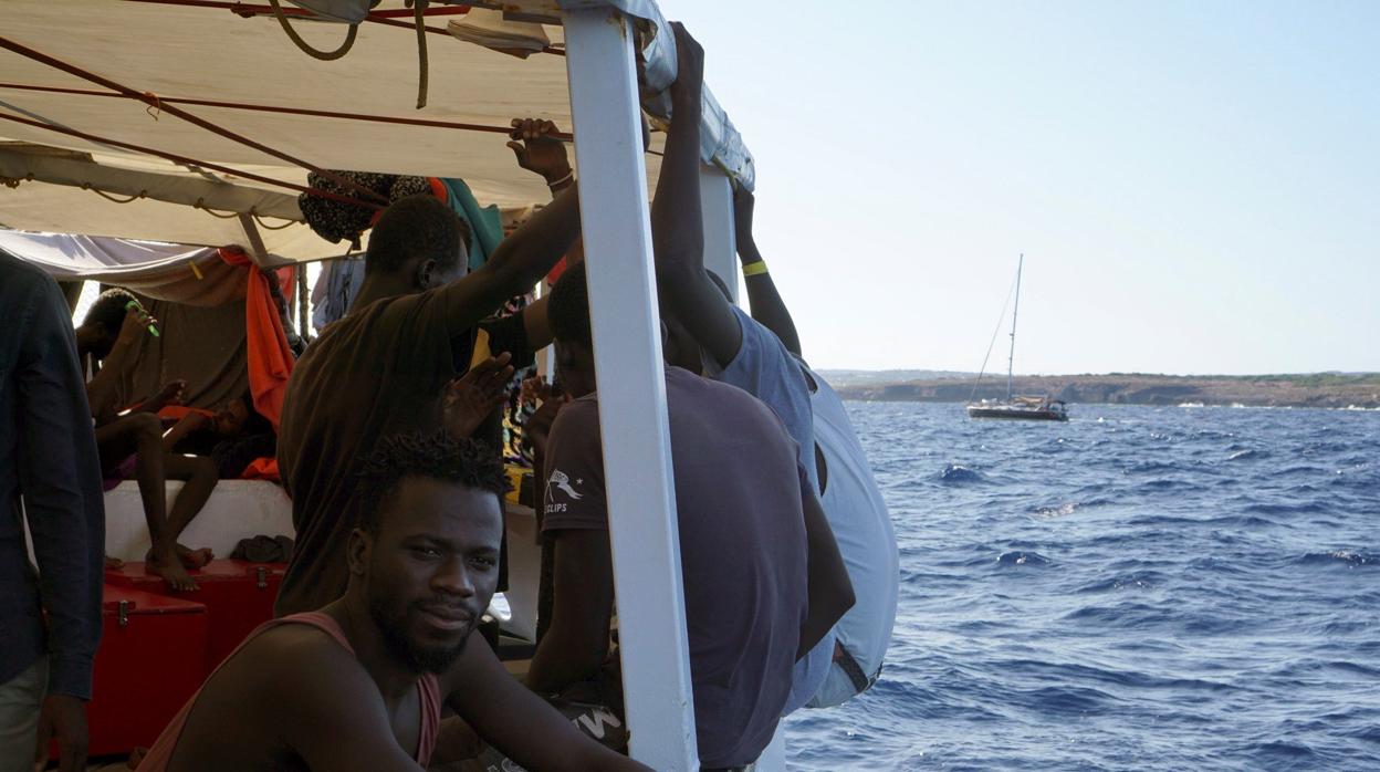 Algunos de los 107 migrantes en el interior del barco de la ONG española Open Arms, que sigue bloqueado desde hace 18 días junto a la isla italiana de Lampedusa