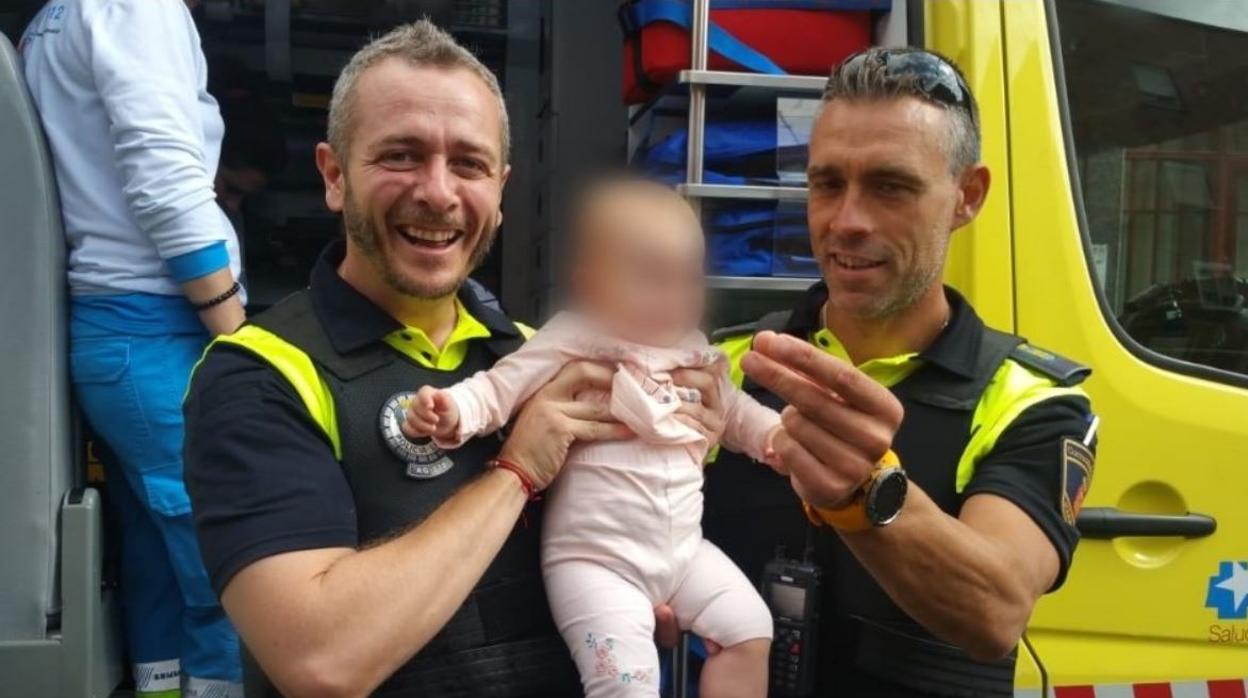 Los dos policías que salvaron a la bebé