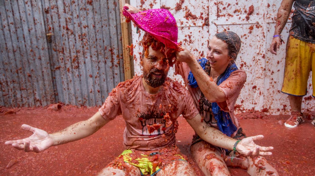 Imagen de archivo de dos participantes de «La Tomatina» de Buñol