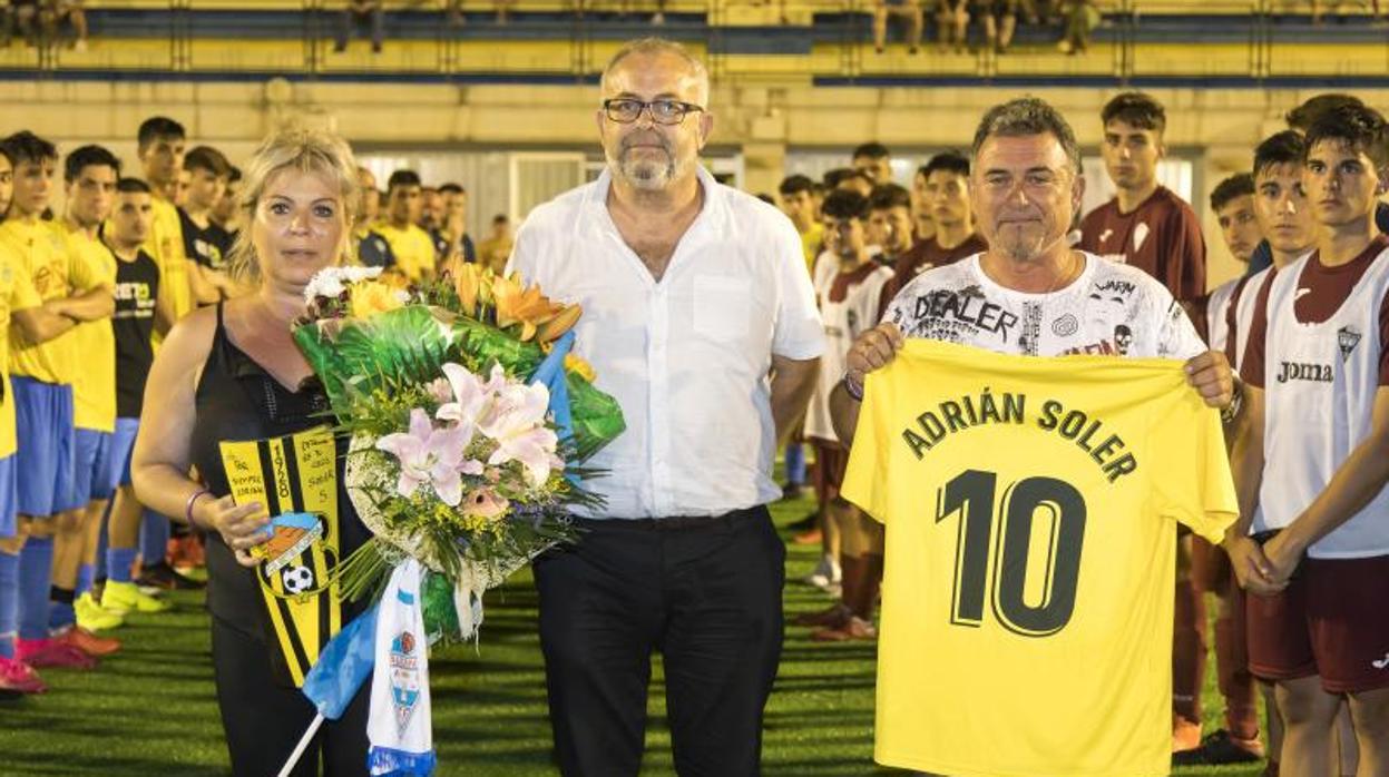 Los padres de Adrián Soler, junto al presidente del CD El Campello