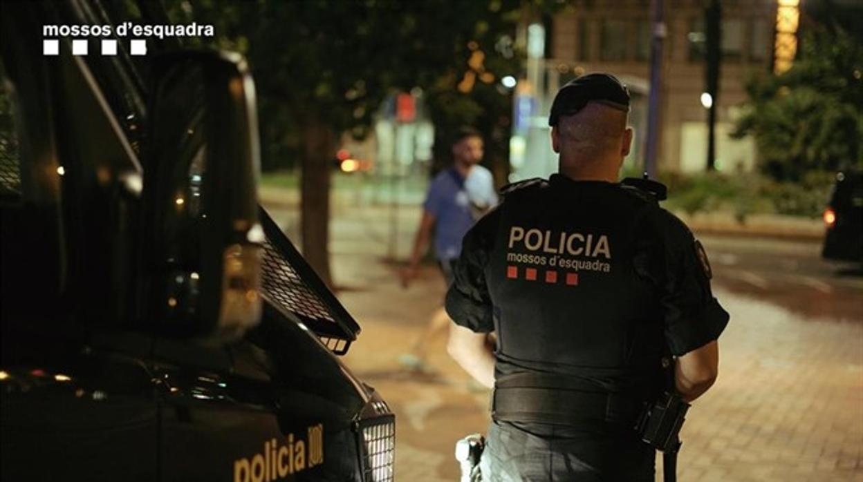 Imagen de un agente de los Mossos d'Esquadra realizando tareas de vigilancia en Barcelona