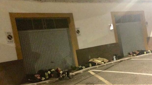 El descanso de los guerreros del incendio Gran Canaria: tirados en la calle