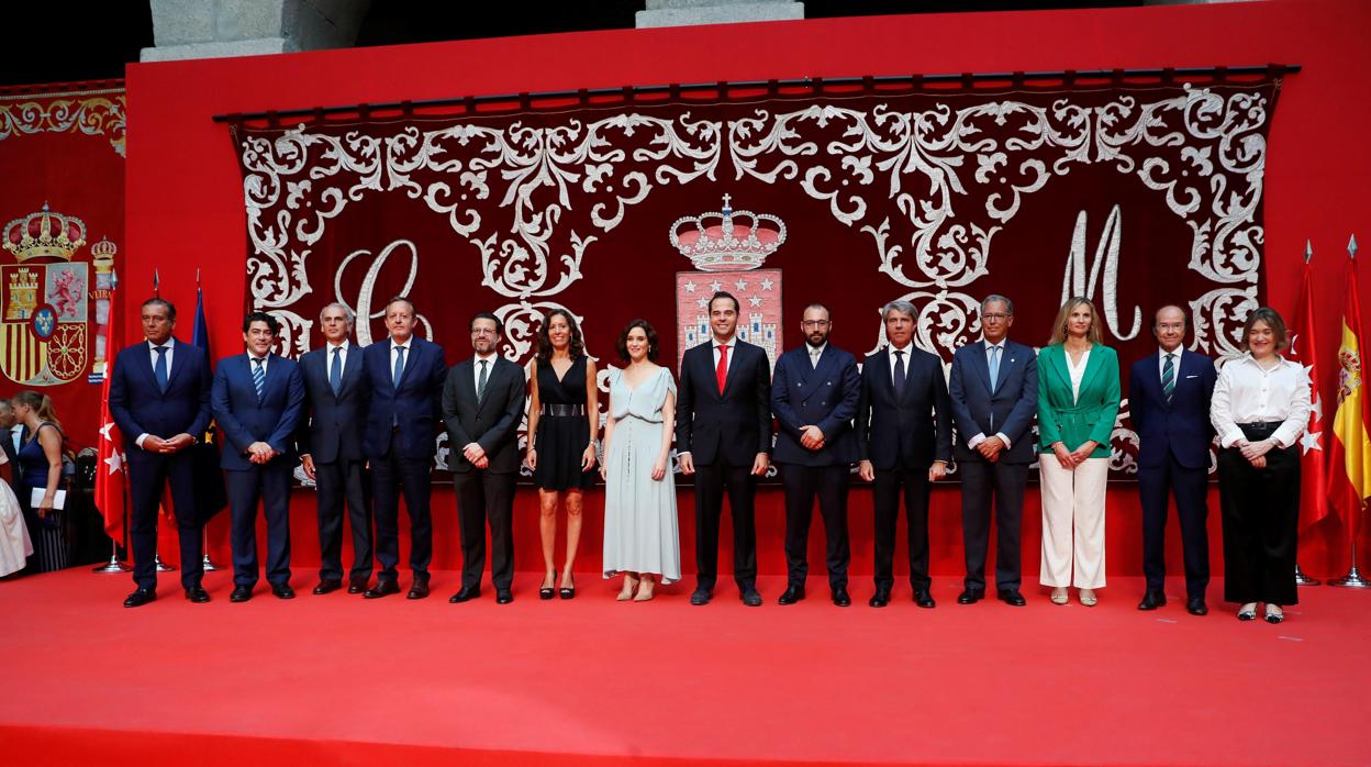 Díaz Ayuso (en el centro, con vestido claro), junto a su equipo de Gobierno