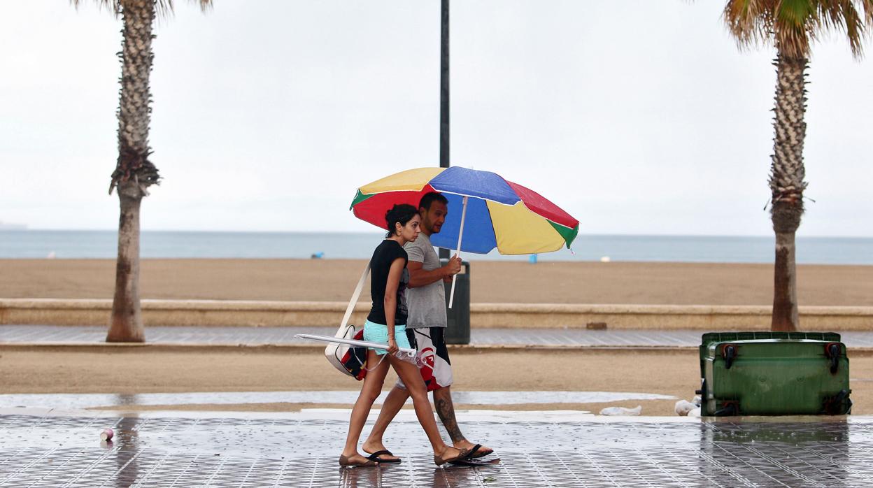 Imagen de archivo de la playa de la Malvarrosa después de una tormenta