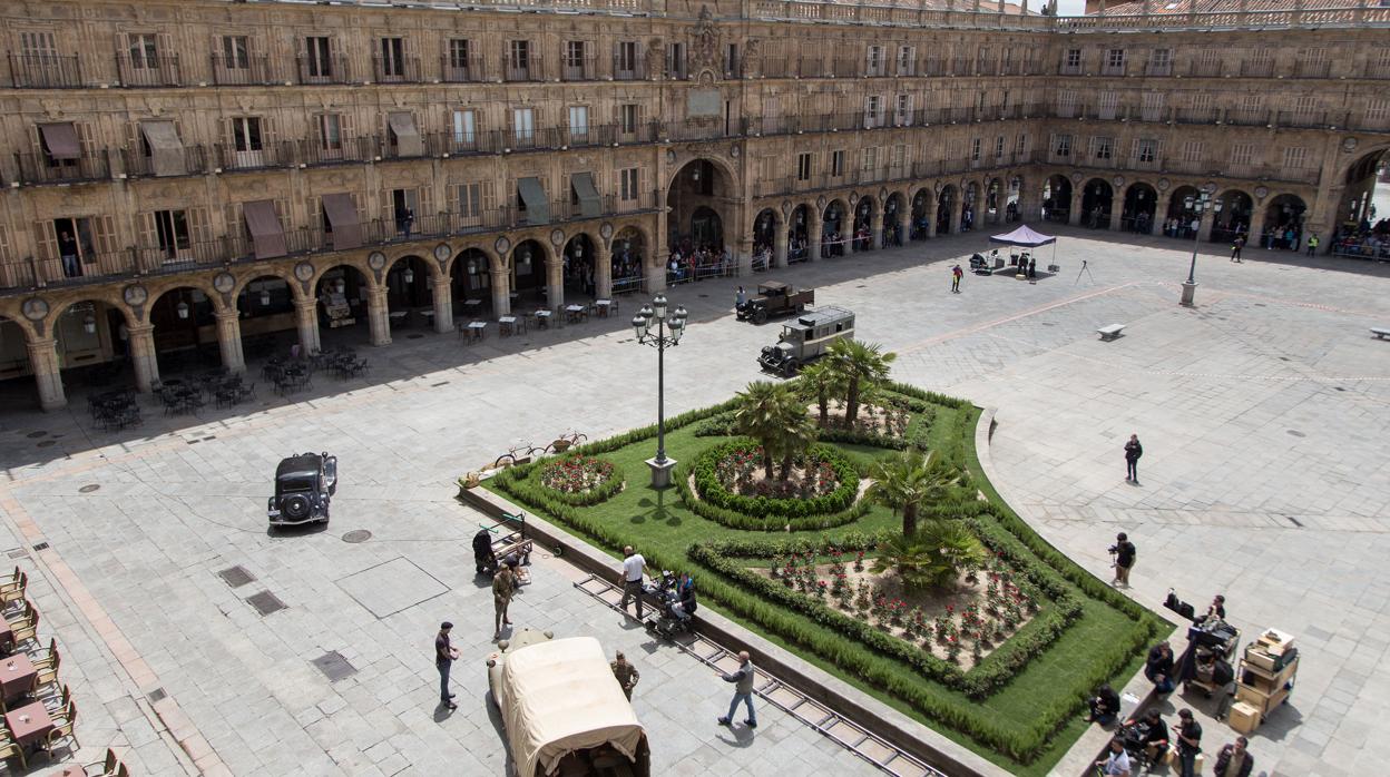 La Plaza Mayor de Salamanca, en el rodaje de «Mientras dure la guerra»