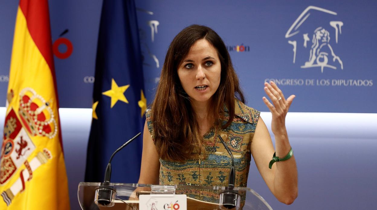 La portavoz adjunta de Podemos en el Congreso, Ione Belarra, durante una rueda de prensa en marzo