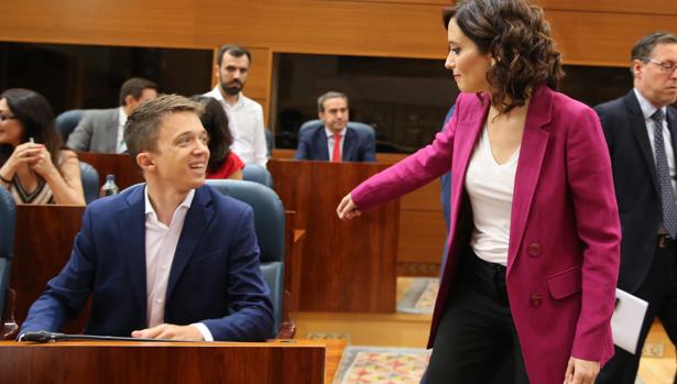 Errejón y Clara Serra salen en defensa de Ayuso por los ataques machistas sobre su vestido