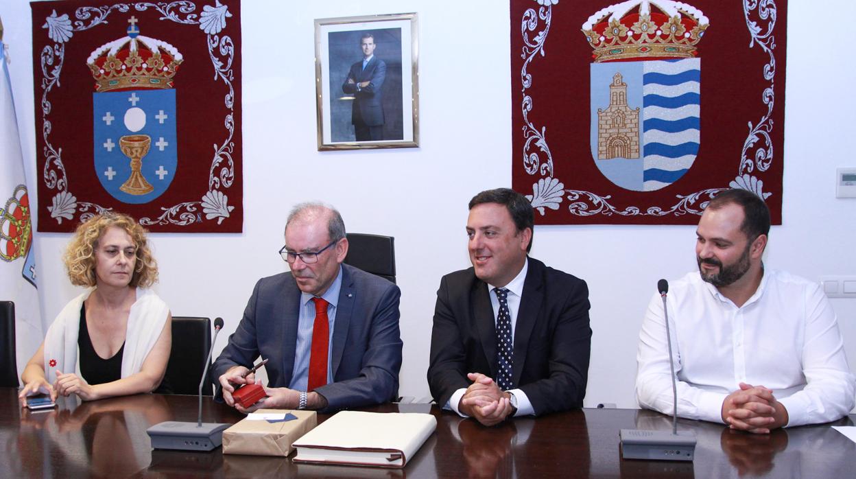 El alcalde, Manuel Vázquez Faralde (2i), y Valentín González Formoso (3i), ayer en Miño