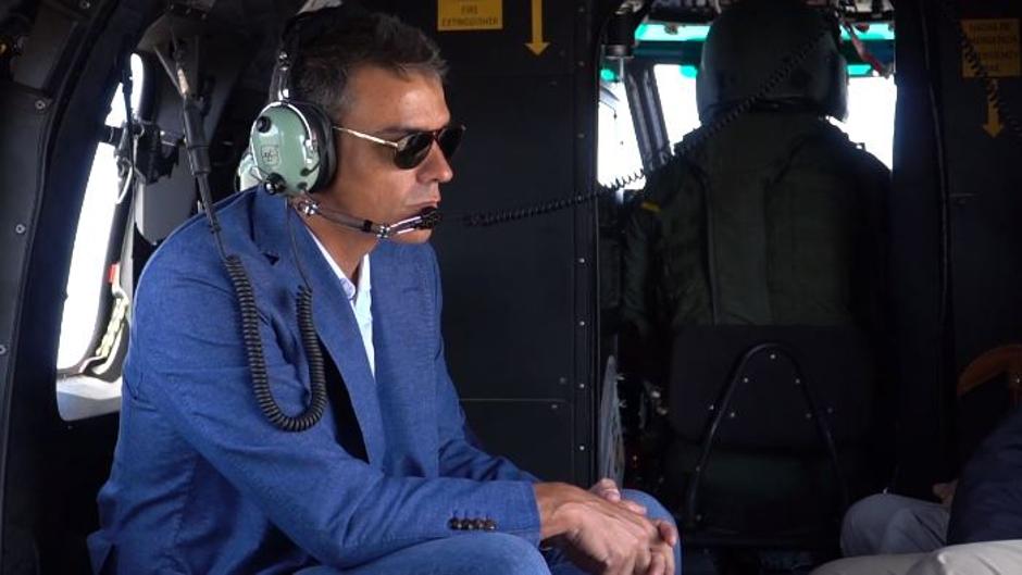 Sánchez repite posado en un avión: visita la zona cero del incendio de Canarias tras su parón por vacaciones