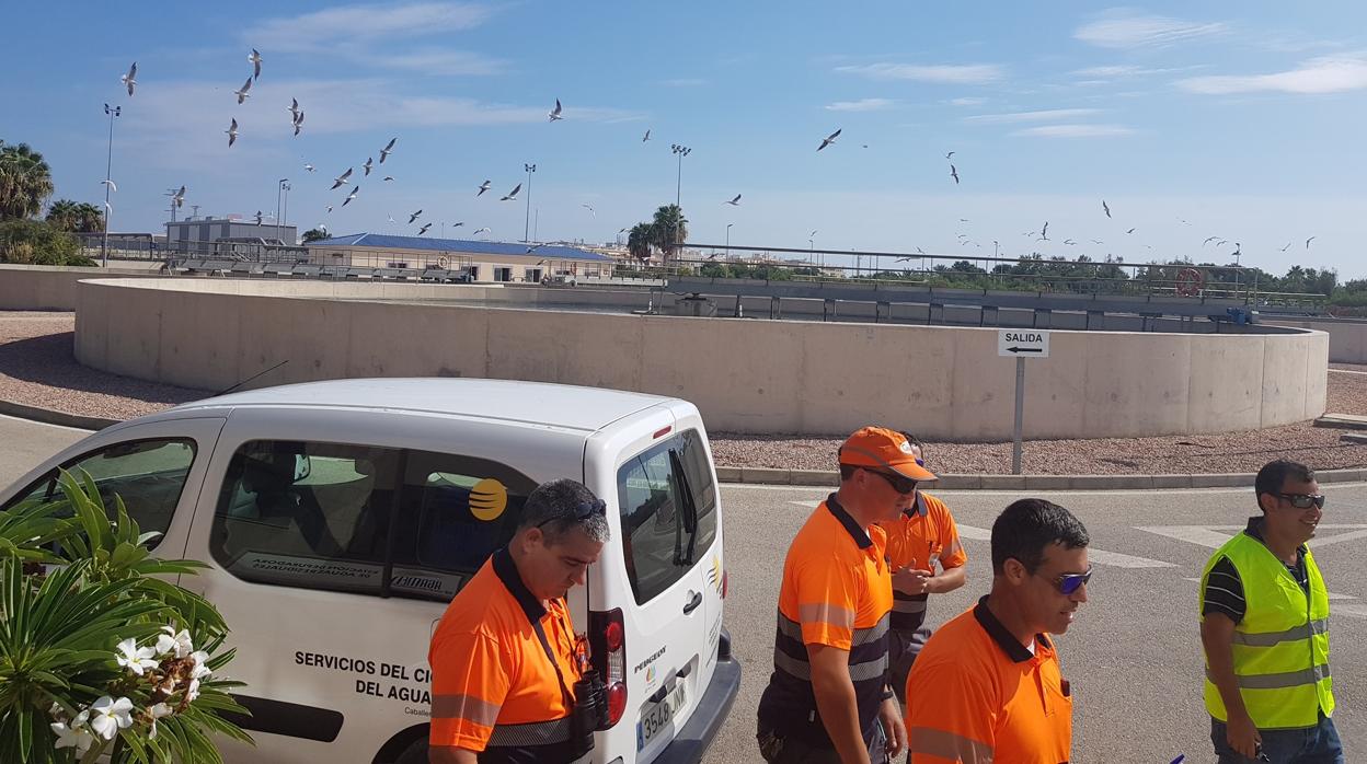 Imagen de los trabajadores de la empresa de Hidraqua