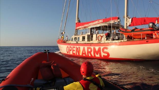 Open Arms prepara su segundo barco para zarpar mientras el primero está bloqueado