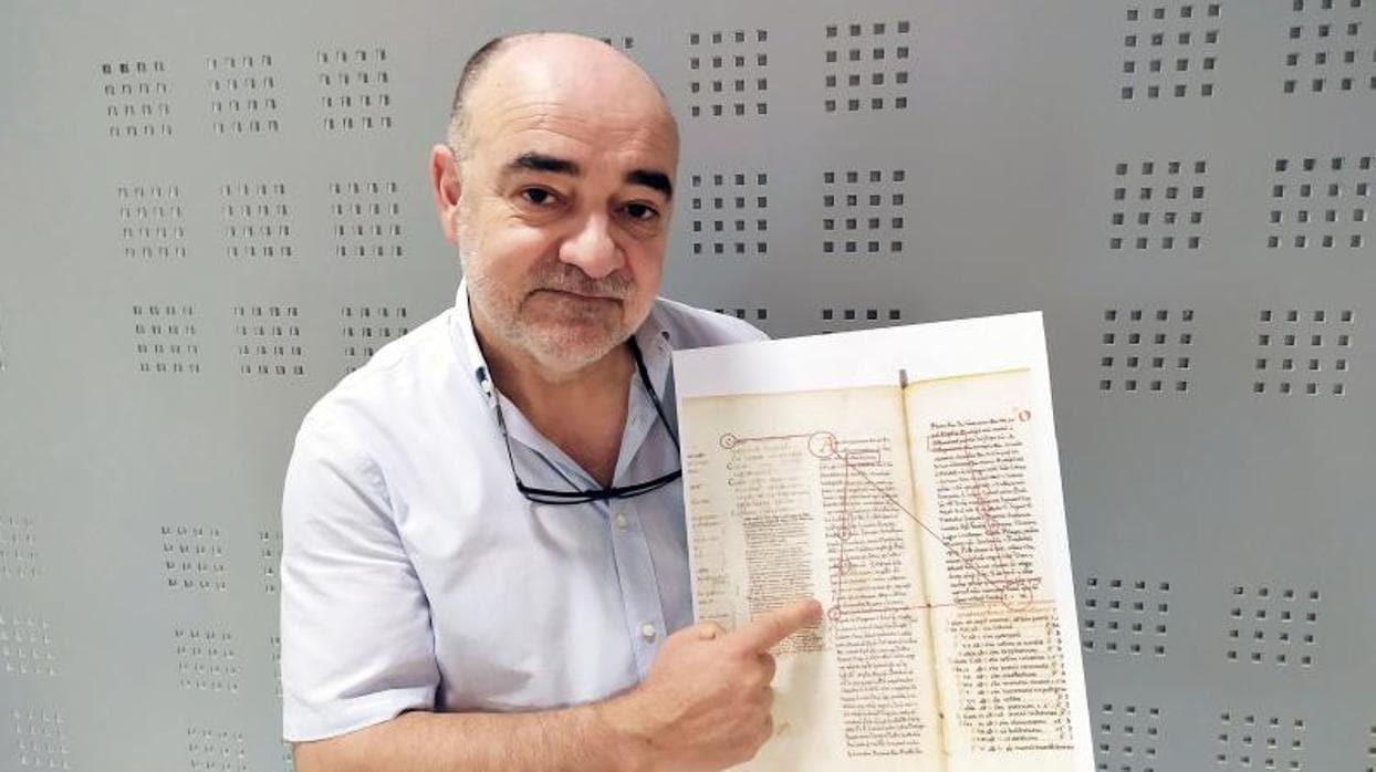 El catedrático Gabriel Songel muestra el manuscrito con la referencia