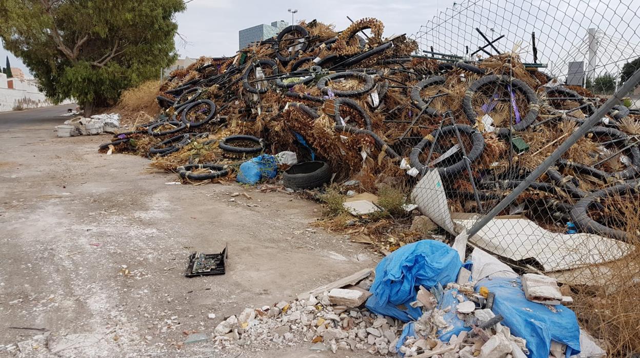Un montón de basura, restos de poda y neumáticos junto al cementerio de San José en Castellón