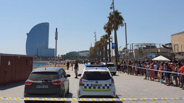 Desalojan una playa de Barcelona tras hallar un artefacto explosivo antiguo en el agua