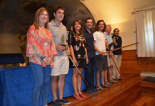 Los ganadores junto al concejal de Deportes de Toledo y la diputada María Jesús Pérez