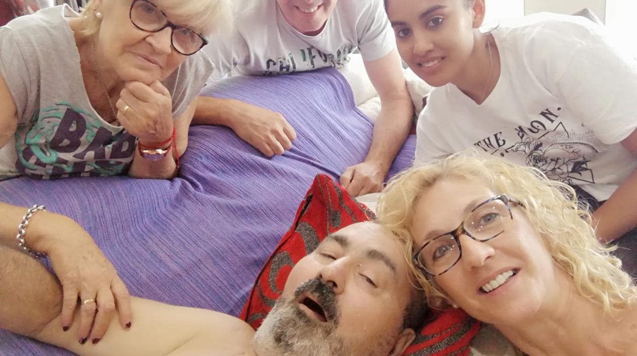 Jesús García con sus familiares en casa, este domingo en Alaquàs (Valencia)