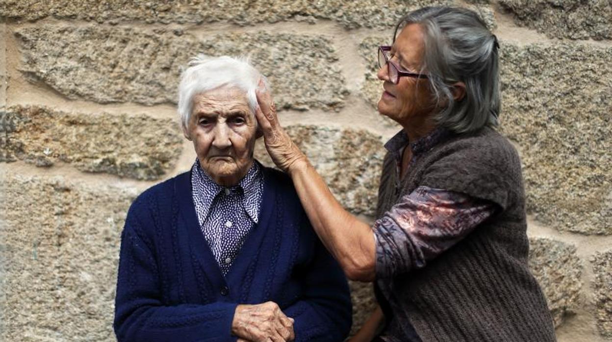 Josefa (izquierda) es, a sus 100 años, la vecina más longeva de Chandrexa