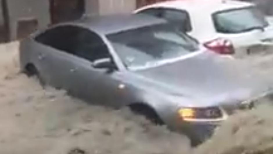 Una riada por las fuertes lluvias provoca destrozos de coches y mobiliario urbano en Arganda