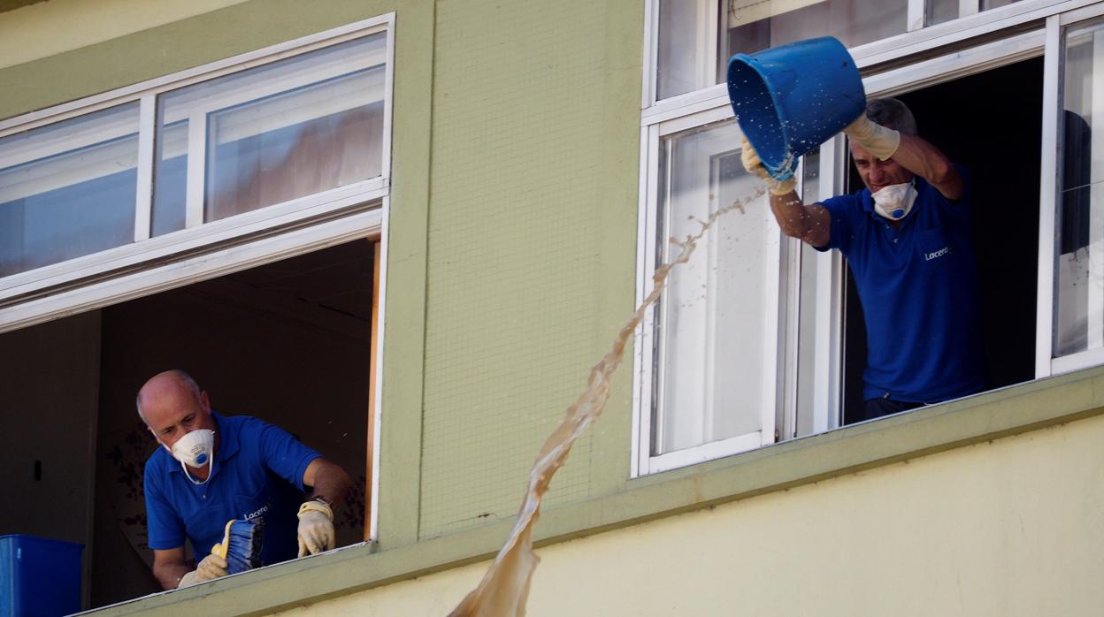 Operarios durante la limpieza de la casa donde el bebé vivía con sus padres